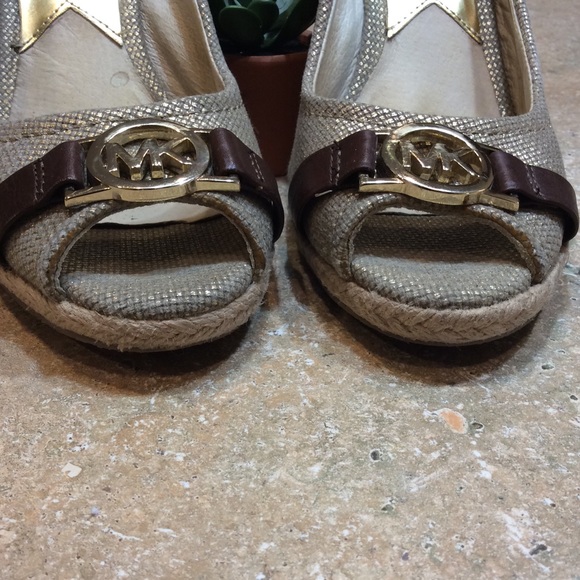 MICHAEL MICHAEL KORS GOLD ESPADRILLE WEDGES - Picture 3 of 8